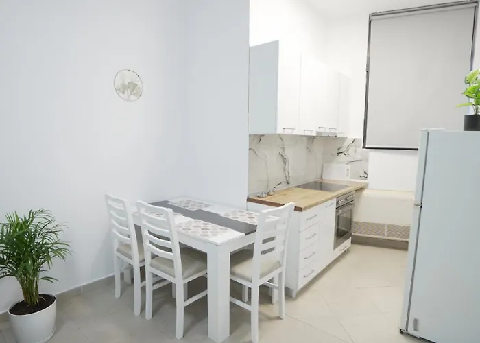 Nori's * Тирана